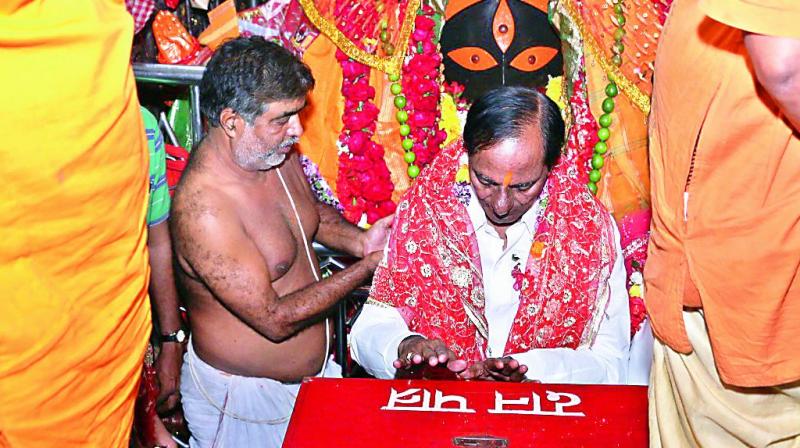 Chief Minister K. Chandrasekhar Rao offers prayers at Goddess Kali temple in Kolkata on Monday.