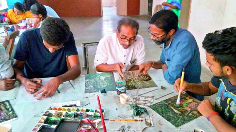 Mentor: Senior artist A. Rajeswar Rao explaining the students at the workshop.