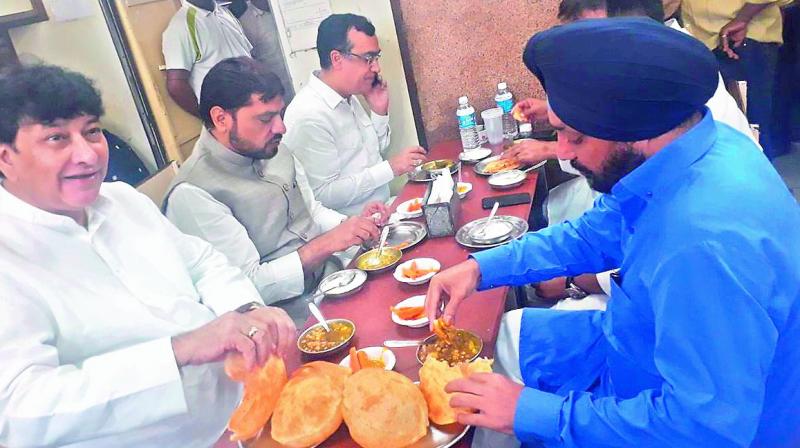 Congress leaders eating chole at a restaurant in preparation for the fast in New Delhi on Monday. (Photo: AGENCIES)