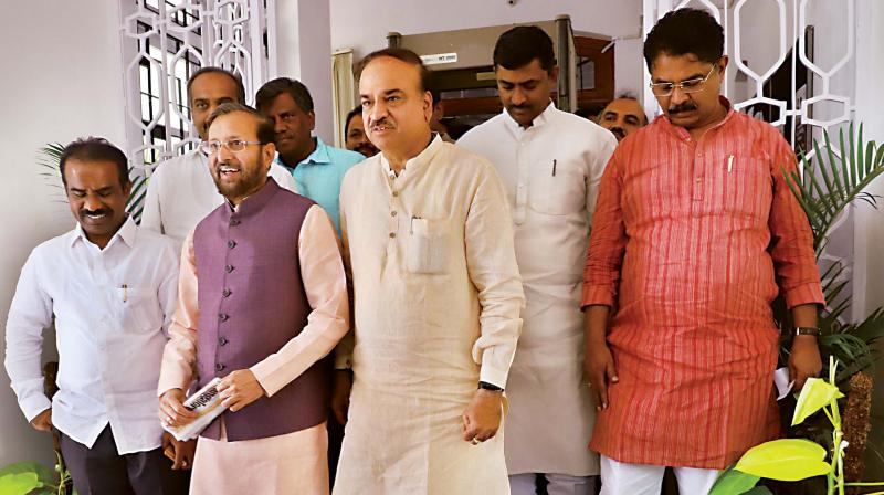 Union Ministers Ananth Kumar and Prakash Javadekar, BJPs state incharge P Muralidhar Rao, MLA R Ashok and others after submitting a memorandum to chief election officer Sanjiv Kumar in Bengaluru on Tuesday. (Photo: DC)