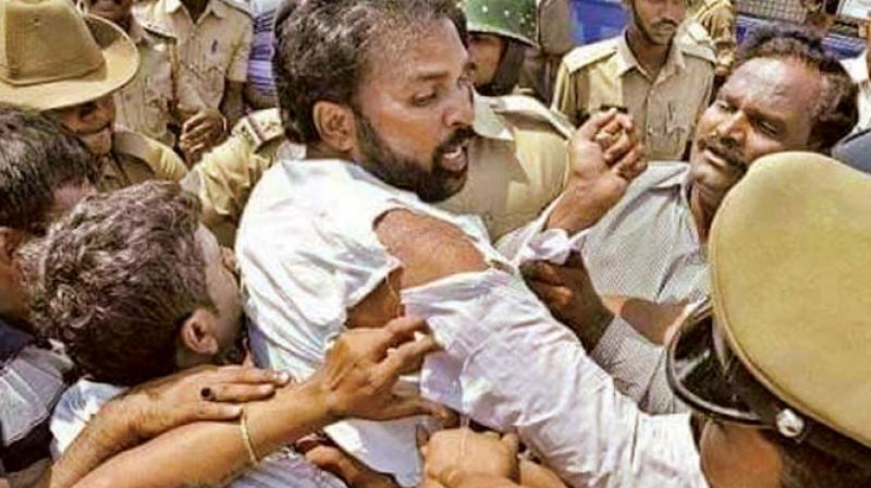 BJP MP Sriramulu being attacked by supporters of sitting MLA Thippeswamy at Nayakanahatti  village in Molakalmuru constituency on Friday. (Photo: DC)