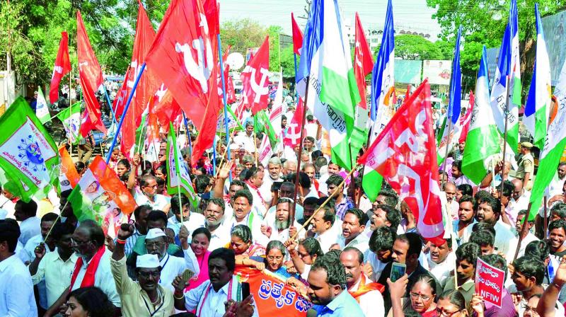Activists from various parties stage a protest at Lenin centre in Vijayawada on Monday,  as part of state-wide bandh, demanding Special Category Status to AP. (Photo: DC)