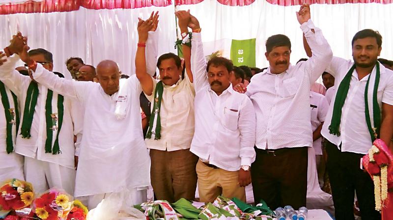 JD(S) chief H.D. Deve Gowda welcomes Hemachandra Sagar, Ramachandrappa and other leaders who joined his party in Bengaluru on Tuesday. (Photo: KPN)