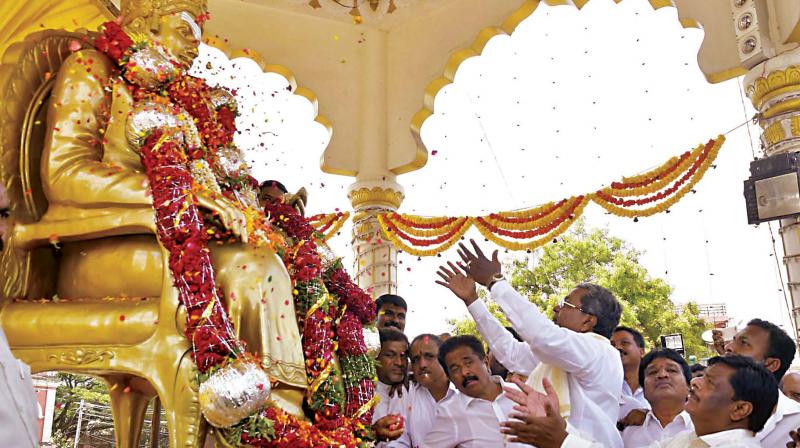 Chief Minister Siddaramaiah garlands Basaveshwaras statue on the occasion of Basava Jayanti, in Mysuru on Wednesday. (Photo: KPN)