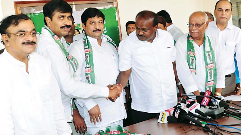 JD(S) state president H.D. Kumaraswamy welcomes leaders who joined his party, at a press conference in Bengaluru on Wednesday. (Photo: KPN)