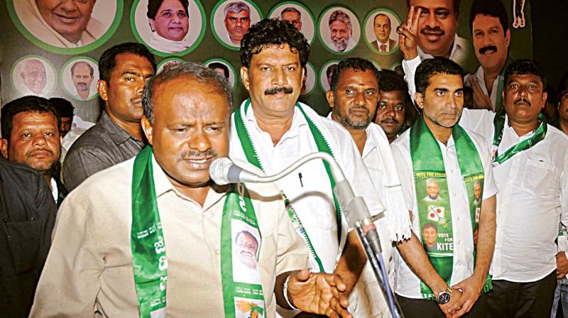 JD(S) leader H.D. Kumaraswamy campaigns for a party candidate in Mysuru on Monday. (Photo: KPN)