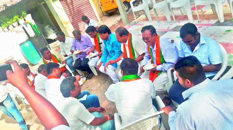 BJP representatives eat idli, vada during the first episode of the Charcha that was held at ward No. 2 of the Secunderabad Cantonment. The meeting saw a mix of nearly 100 youth and senior citizens turn up for the event.