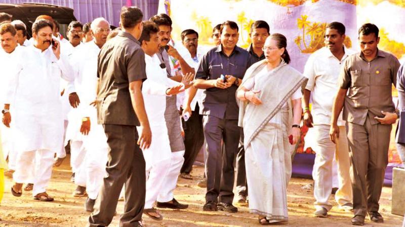 Congress leader and UPA chairperson Sonia Gandhi arrives in Vijayapura on Tuesday. (Photo: KPN)