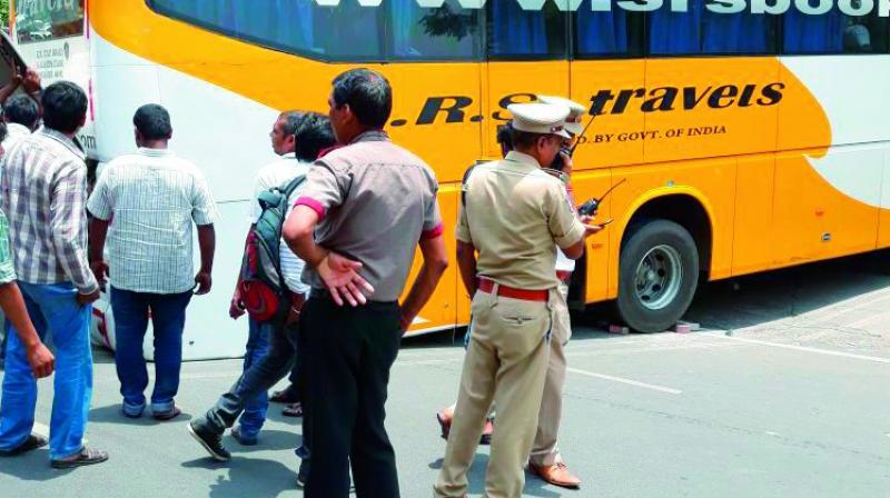 A bus broke down at the entrance of Taj Krishna, blocking a half of the road and slowing down the traffic on Friday. (Photo: DC)