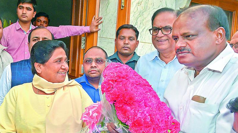 D(S) leader and Karnataka chief minister-designate H D Kumaraswamy greets BSP supremo Mayawati at her residence, in New Delhi, on Monday. (Photo: PTI)