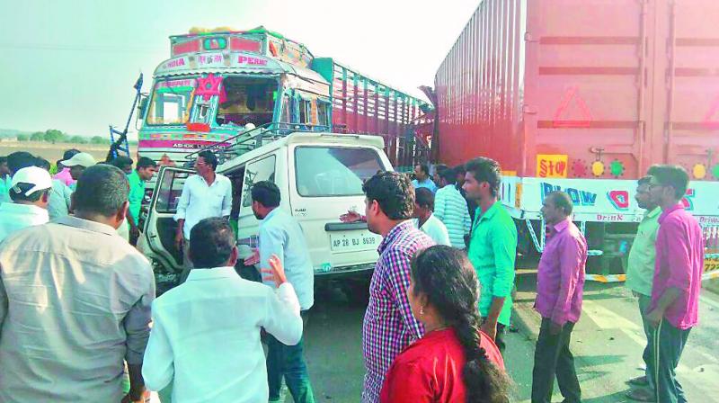 The traffic on both lanes of the highway was blocked for around two hours following the accident on Saturday. (Photo: DC)