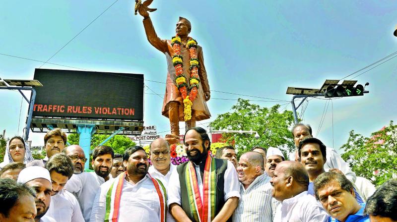 TPCC president Uttam Kumar Reddy along with other party leaders pays tributes to Jawahar Lal Nehru on 54th death anniversary in Hyderabad on Sunday. (Photo: DC)