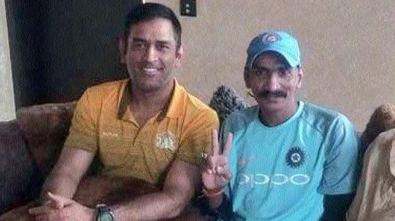 Dhoni hosted Sudhir Gautam Indias famous cricket fan, for lunch at his farmhouse.