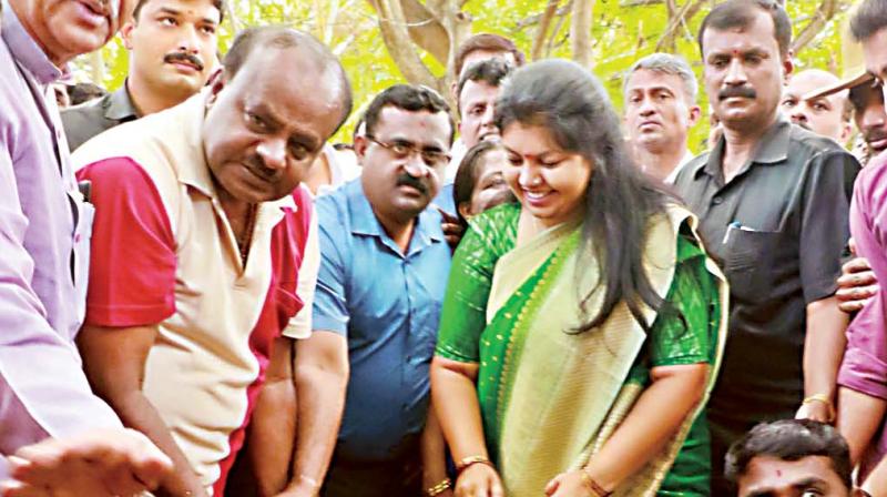 CM H.D. Kumaraswamy waters a sapling on the occasion of World Environment Day at JP Nagar in Bengaluru on Tuesday. (Photo: DC)