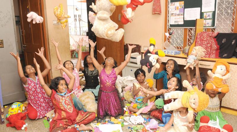Children enjoy goodies donated by NGO Kritagyata. (Photo: DC)