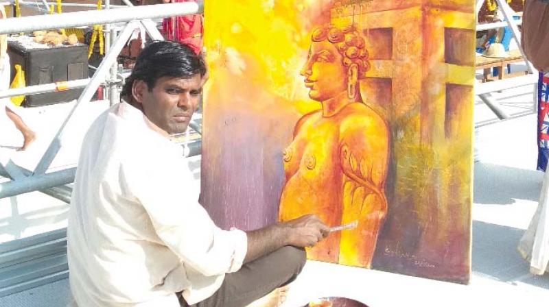 Kotegadde Ravi paints at the Shravanabelagola.