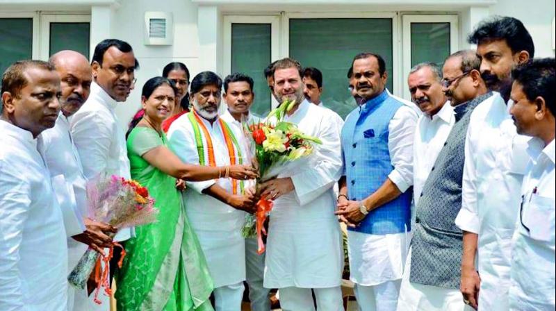 Congress president Rahul Gandhi is being greeted by party working president Mallu Ravi, senior leaders D.K. Aruna, Komatireddy Venkat Reddy and others in New Delhi on Wednesday. (Photo: DC)