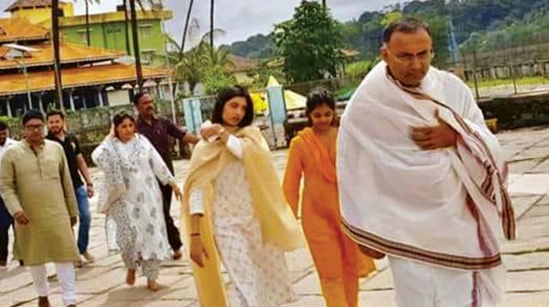 Newly appointed KPCC president Dinesh Gundurao with his family at Sringeri Math in Chikkamagaluru on Wednesday. (Photo: DC)