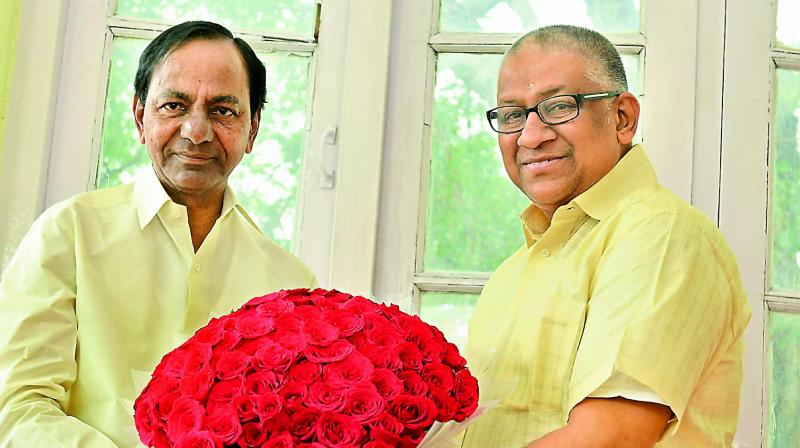 Chief Minister K. Chandrasekhar Rao pays a courtesy call to Chief Justice of HC, Justice T. Radhakrishnan at the latters residence on Sunday.