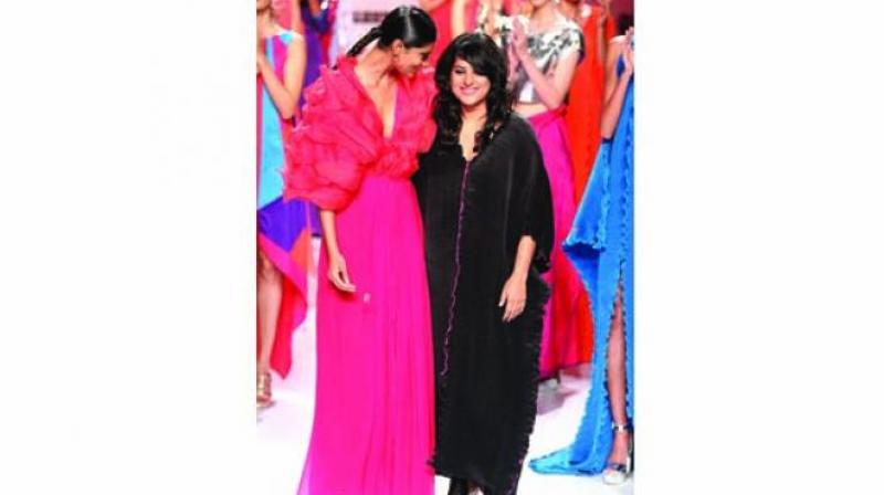 Schulen Fernandes with a model wearing her collection.
