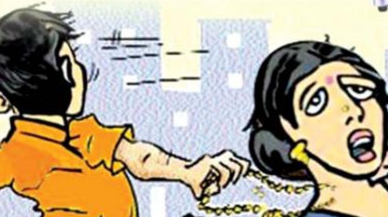 The pillion rider got down and snatched her gold chain, weighing 30 grams, and escaped with his accomplice even before she could raise an alarm.  (Representational Image)