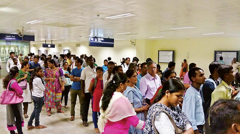 Commuters in a long queue to recharge their smart cards      (Image: DC)