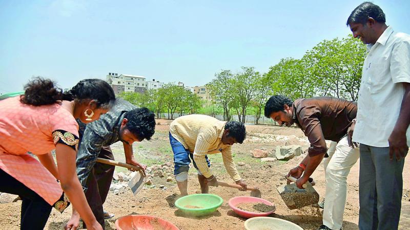 Some 50 people, including residents of Timberlake, removed 300 gampas of mud in Operation Gampa held by the Timberlake and Fishermen Community. ( Photo:DC)