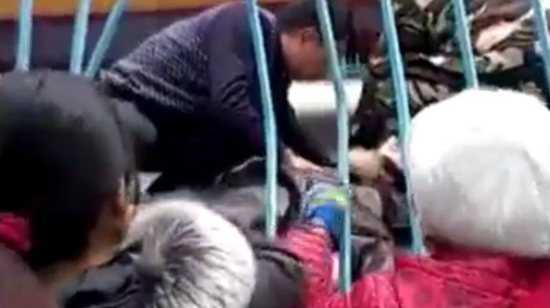 Screenshot from video shows one of the onlookers trying to revive her. (Photo: Twitter)