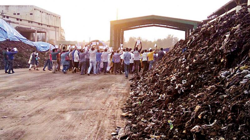 Residents of HSR layout in Bengaluru protest agaisnt KCDCs compost plant. (Photo: DC)