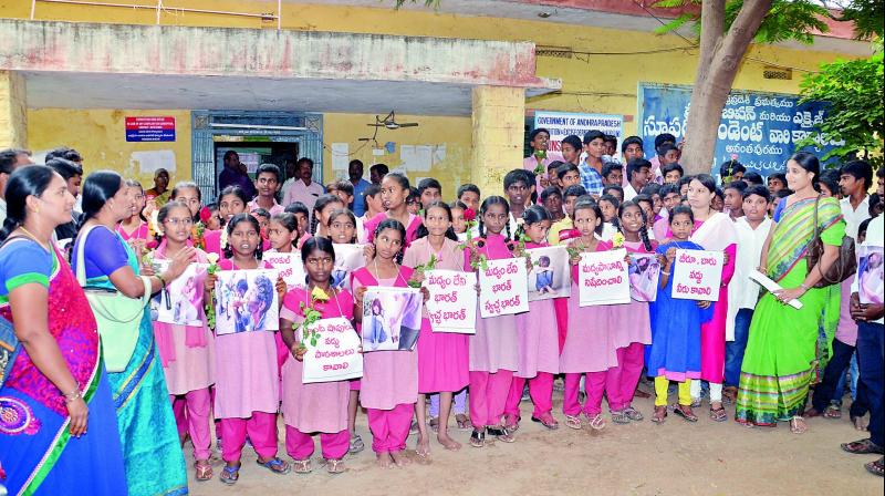 Students stage a protest at the prohibition and excise office demanding shifting of liquor shops  from residential areas in Anantapur. (Photo: DC)