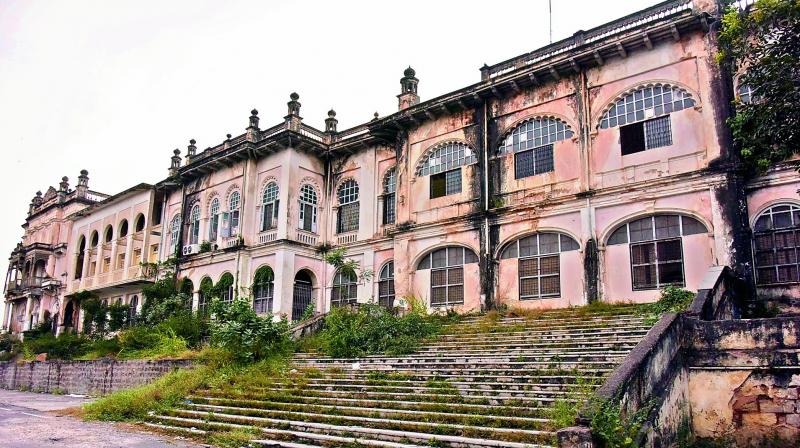 Errum Manzil, popularly known as Erra Manzil (Persian, meaning \mansion in paradise\) was built on a hillock by Nawab Safdar Jung Musheer-ud-Daula Fakhrul Mulk, a minister in the Nizams government, in 1870.