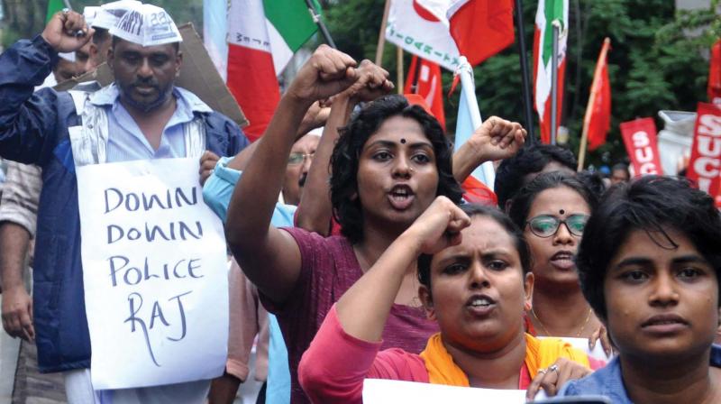 Members of the solidarity committee with Vypeen protesters take out a march to IG office demanding judicial probe on police action against Puthuvypeen LPG Terminal Virudha Janakeeya Samara Samithi in Kochi on Thursday. (Photo: SUNOJ NINAN MATHEW.)