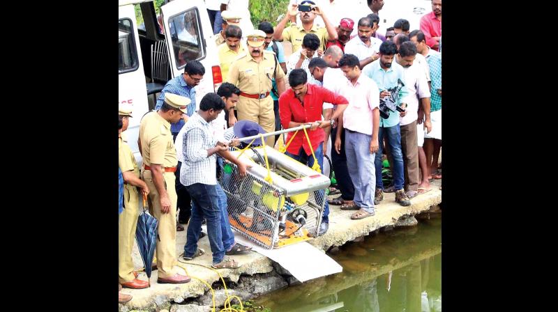 Police search for the missing couple from Arupra with the help of a Remotely operated vehicle (ROV) near Thazhathangadi at Kaipuzhamuttu river at Kumarakam in Kottayam on Thursday. 	(Photo: Rajeev Prasad)