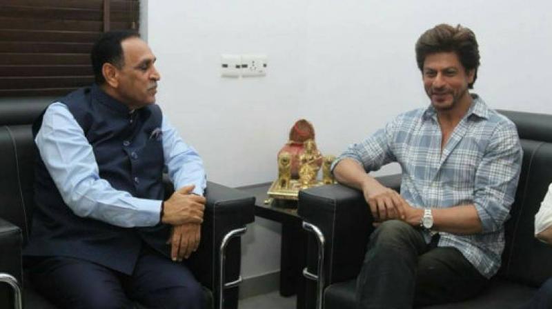 Shah Rukh Khan meets CM Vijay Rajani of Gujarat. (Pic: Instagram/king_srkian)