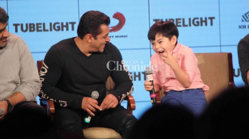 Salman Khan and Matin Rey Tangu are indulged in some funny conversation.