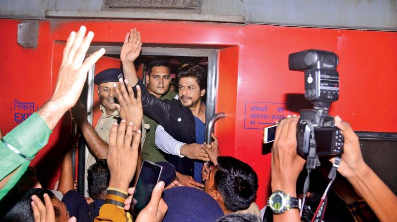 Shah Rukh Khan  promoting Raees at Vadodara Railway Station.
