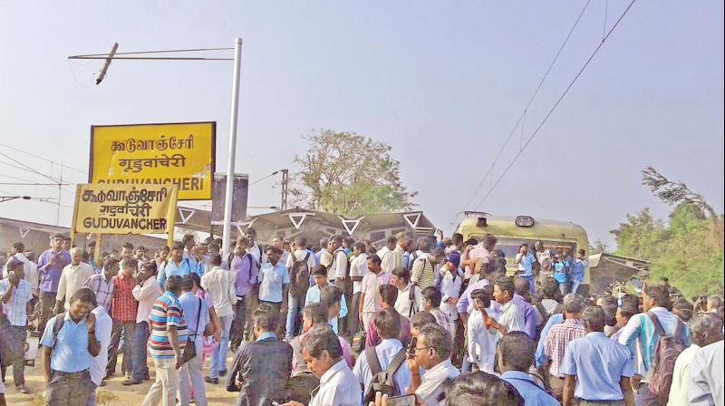 Protesters  block the train at Guduvanc-hery  station on Tuesday (Photo: DC)