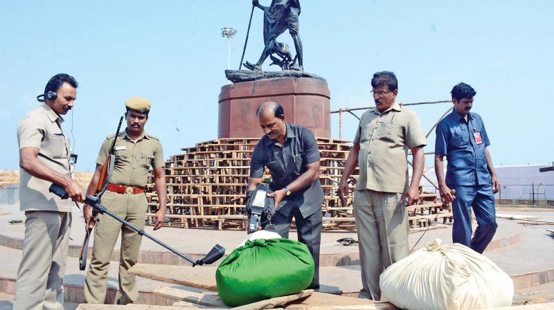 Bomb detection and disposal squad inspect a parcel at Marina ahead of Republic Day on Tuesday. (Photo: DC)