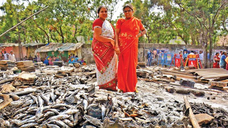 A fishing market at Nadukuppam on Marina has been reduced to ashes after  the police-protesters clash (Photo: DC)