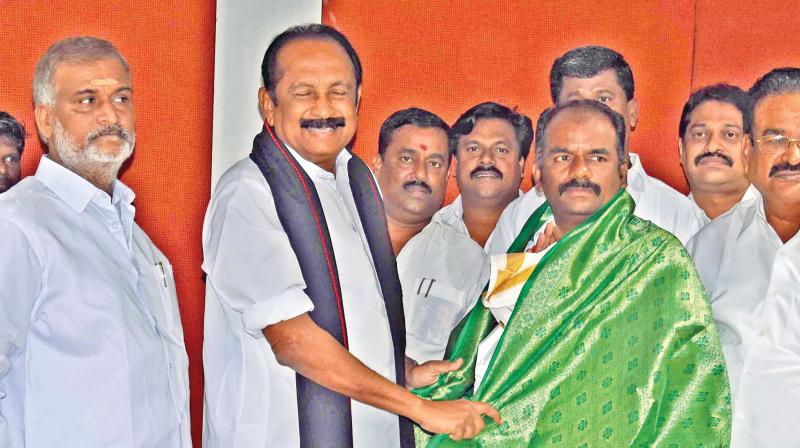 MDMK chief Vaiko with DMK candidate for RK Nagar  byelection Marudhu Ganesh, on Monday. Vaiko has pledged his support to the DMK candidate in the bypoll scheduled for December 21. (Photo: DC)