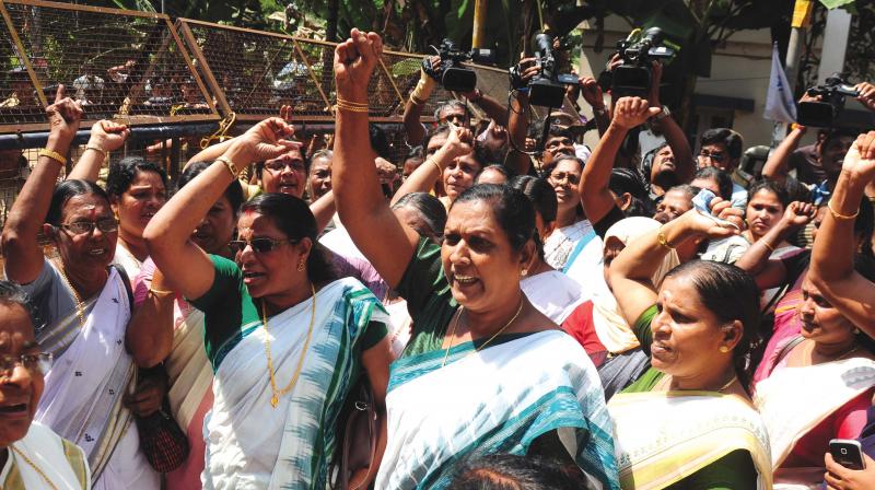 Mahila Congress activists lead a protest march to the Thrissur Range IGs office on Monday seeking proper investigation into the Wadakkancherry rape allegations. (Photo:  DC)