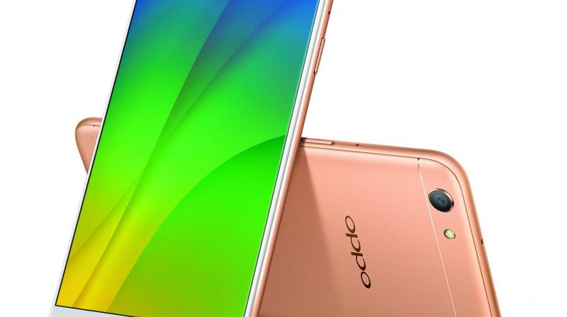 The device comes with 16 plus 8 megapixel lenses for its front camera. Unlike other brands, who use two lenses for capturing in colour and monochrome, the Oppo F3s one lens is for clicking normal selfies and the other is for capturing wide angle shots or groupies.