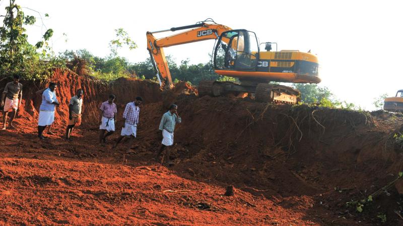 The Tribunal issued the stay order based on a petition filed by the peoples action council against the environmental clearance given by the Mining and Geology Department and the State Environment Impact Assessment Authority for removing red earth from Manakkamala.