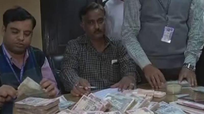 Banks hope more people will follow suit to help ease the cash crunch. (Photo: ANI/Twitter)