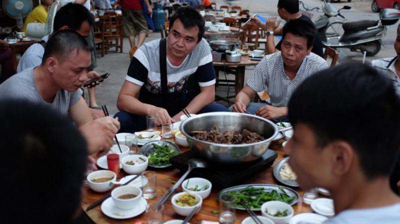 When people eat fast they tend not to feel full and are more likely to overeat (Photo: AFP)
