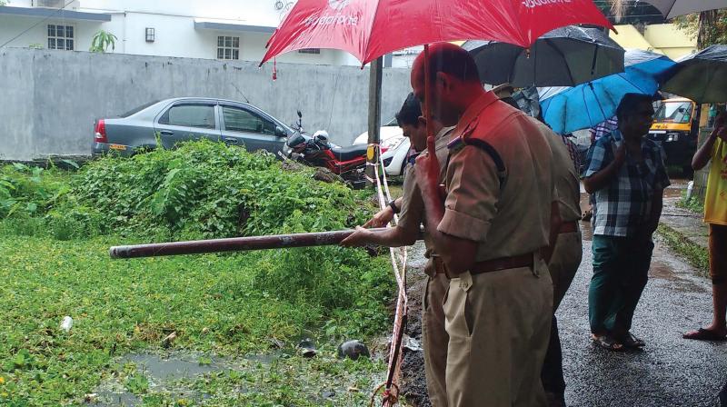 Investigating officers inspecting the place of mishap in which three people were killed in Maradu, Kochi.