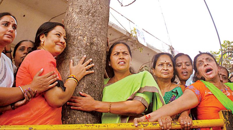 BJP Mahila Morcha members led by Shobha Karandlaje, MP, stage a protest against the proposed steel  flyover project in Bengaluru on Thursday. (Photo: DC)