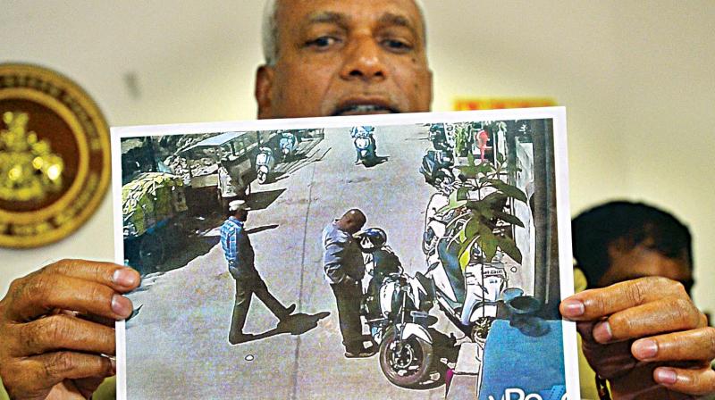 Bengaluru City Police Commissioner N.S. Megharikh displays a CCTV image of the accused in RSS worker Rudresh murder case, in Bengaluru on Thursday. (Photo: DC)