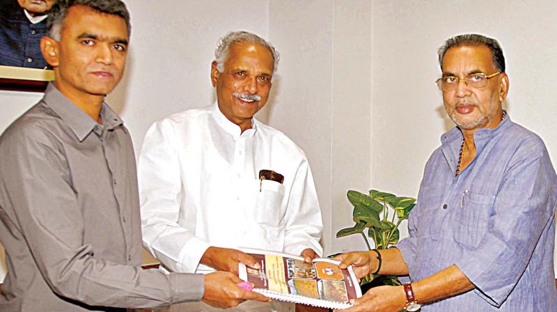 Ministers Kagodu Thimmappa and Krishna Byre Gowda  submit a memorandum to the Union Minister for Agriculture Radha Mohan Singh at Krishi Bhavan in New Delhi on Thursday (Photo: KPN)