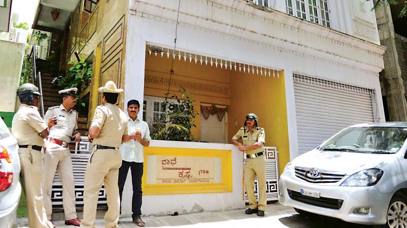 Police personnel outside the residence of Congress worker Vijay Mulgund at Subramanya Nagar in Bengaluru on Wednesday 	(Photo:DC)